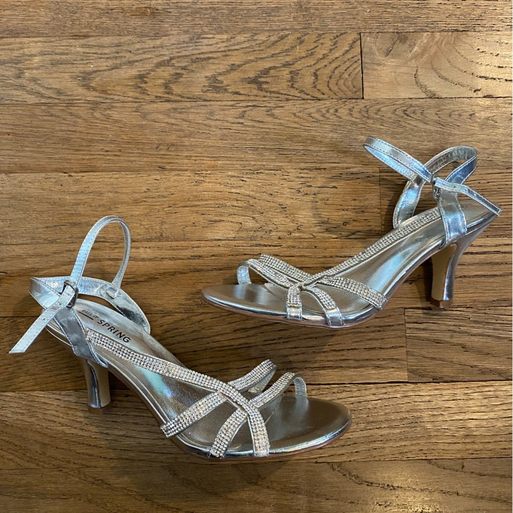 Call it Spring Silver Sparkle Dazzle Pretty Size 7 Heel With Strap